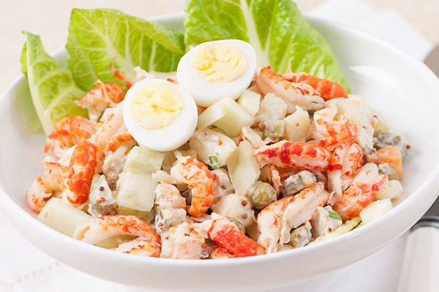 Салат Оливье с красной рыбой и креветками