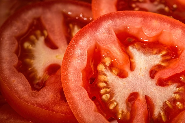 Томатный салат с куриной печенью и маслинами