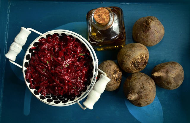 Свекольный салат с корнишонами и айвой