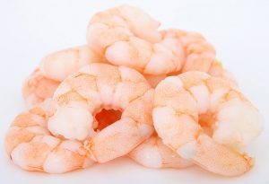 Яркий новогодний салат с маринованными креветками