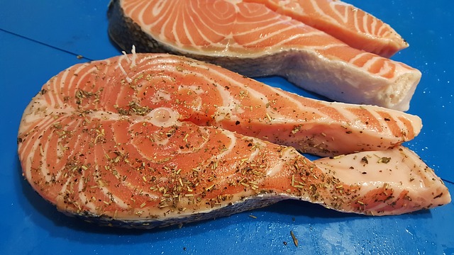Праздничный салат из карамелизованной семги и дайкона