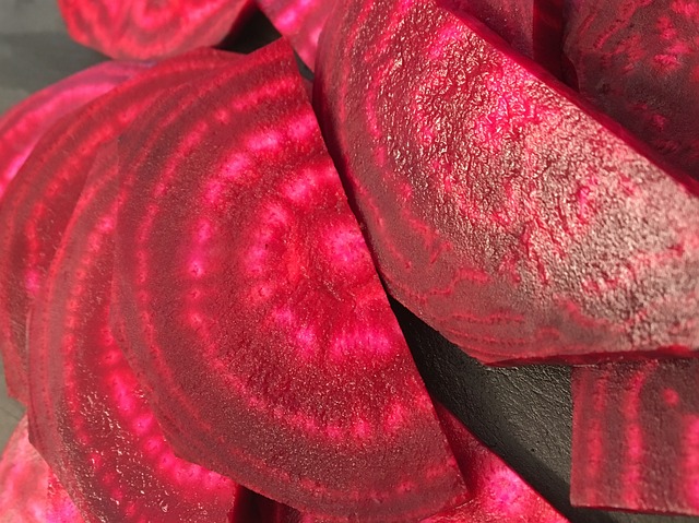 Яркий салат из свеклы с оливками и рукколой