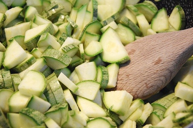 Теплый кабачковый салат с нутом и сладким перцем