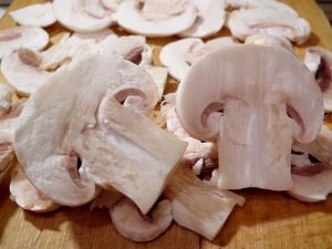 Как приготовить легкий грибной салат с арахисом и пекинской капустой?
