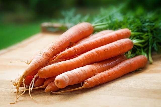 Морковный салат с отварными кальмарами и кунжутом