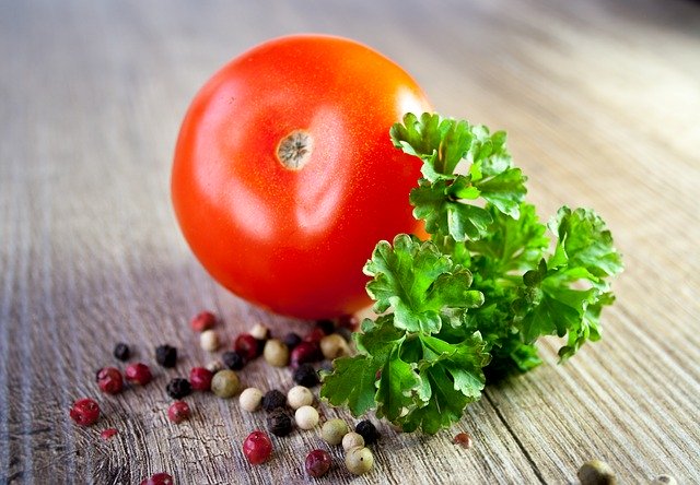 Постный томатный салат со сладкой кукурузой и перловкой