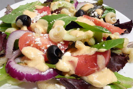 Салат греческий с пастой cavatappi