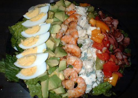 Салат с морскими креветками Cobb