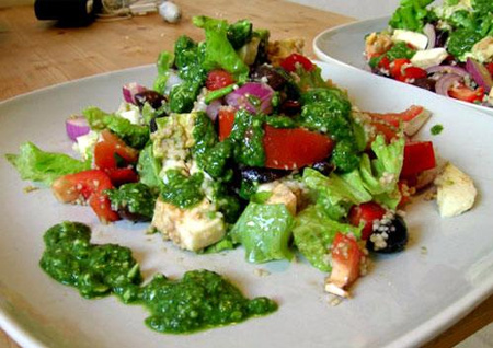 Вегетарианский салат с кускусом и песто